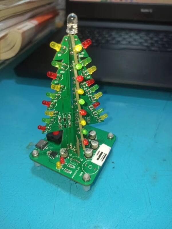 Circuit electronic Christmas tree DIY with LED
